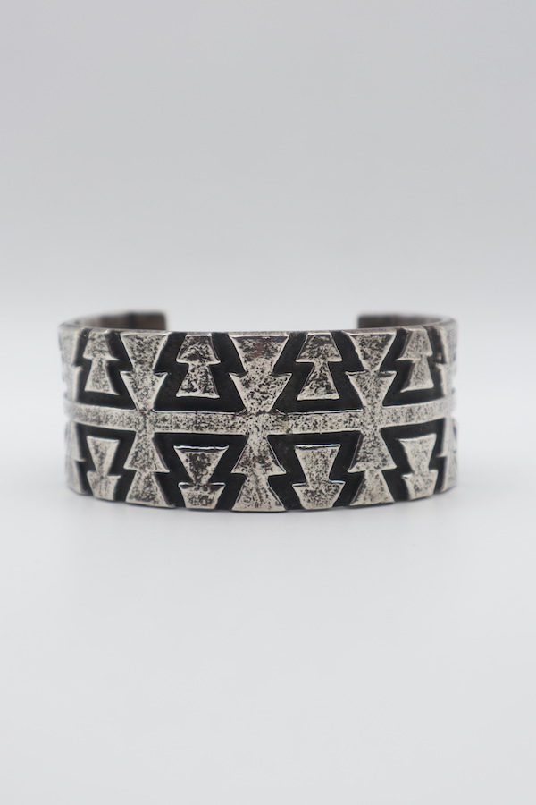 Delford Yazzie / デルフォード ヤジー　Tufa Cast Bangle