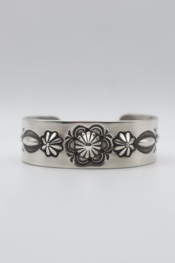 Edison Sandy Smith / エディソンサンディースミス Repousse Stamp Work Bangle