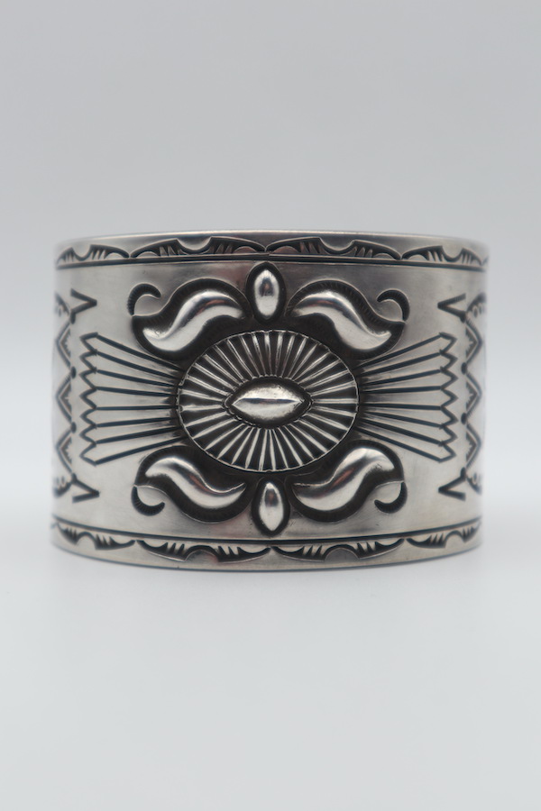 Edison Sandy Smith / エディソンサンディースミス Repousse Stamp Work Bangle