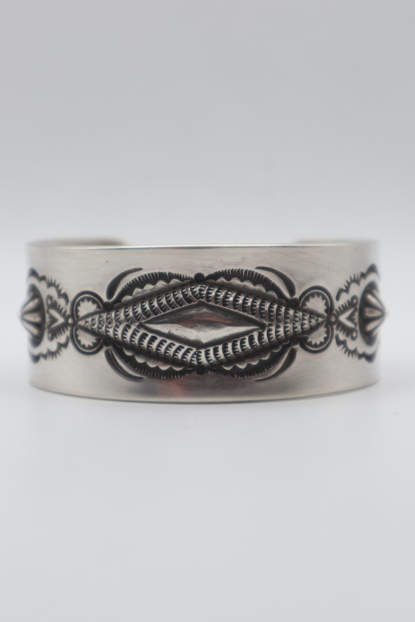 Edison Sandy Smith / エディソンサンディースミス Repousse Stamp Work Bangle