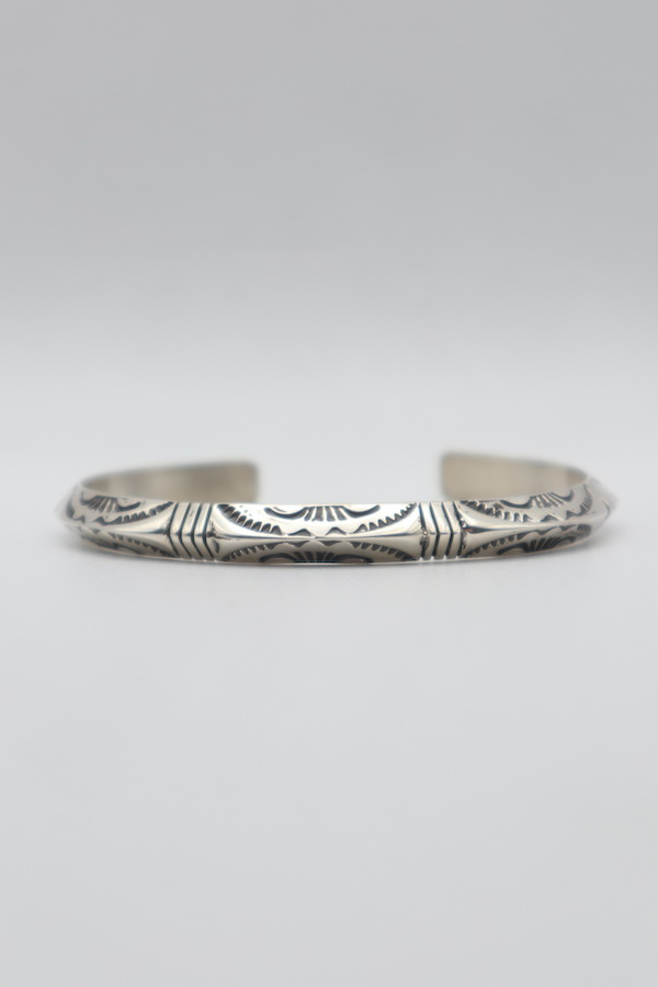 Geneva Ramone / ジェネバラモン　Triangle Stamp Work Bangle