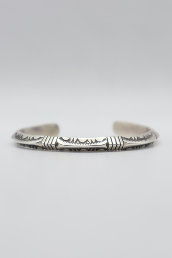 Geneva Ramone / ジェネバラモン　Triangle Stamp Work Bangle