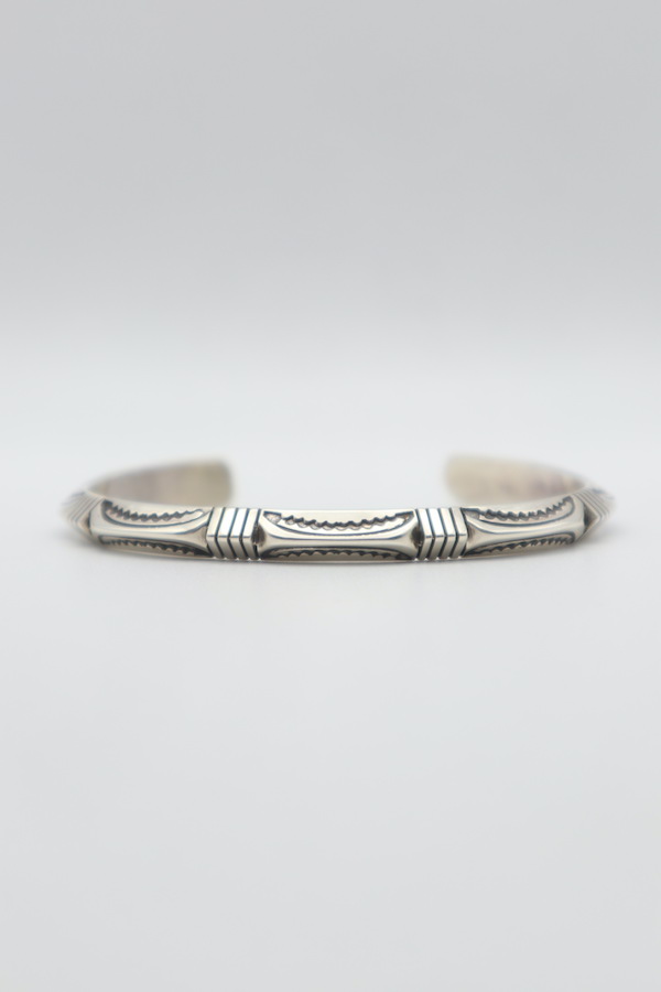 Geneva Ramone / ジェネバラモン　Triangle Stamp Work Bangle
