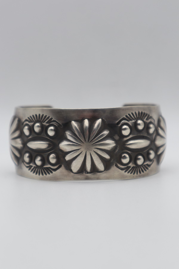 Elvira Bill / エルヴィラ ビル Stamp Work Bangle