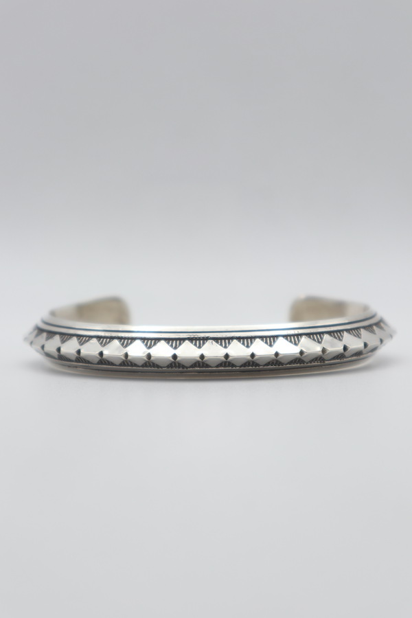 Wylie Secatero / ワイリーセカテロ　Triangle Stamp Work Bangle