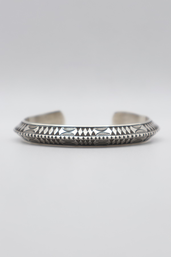 Wylie Secatero / ワイリーセカテロ　Triangle Stamp Work Bangle