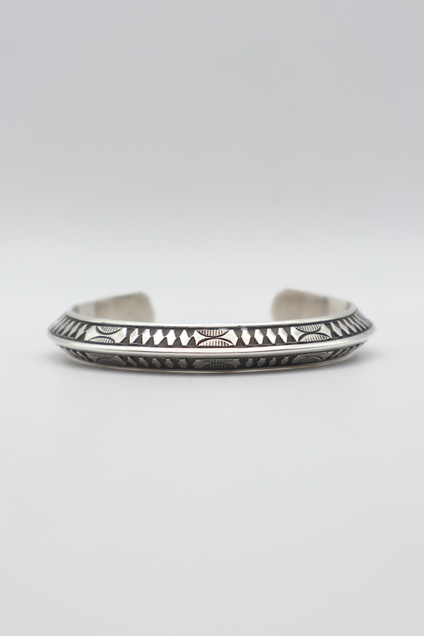Wylie Secatero / ワイリーセカテロ　Triangle Stamp Work Bangle