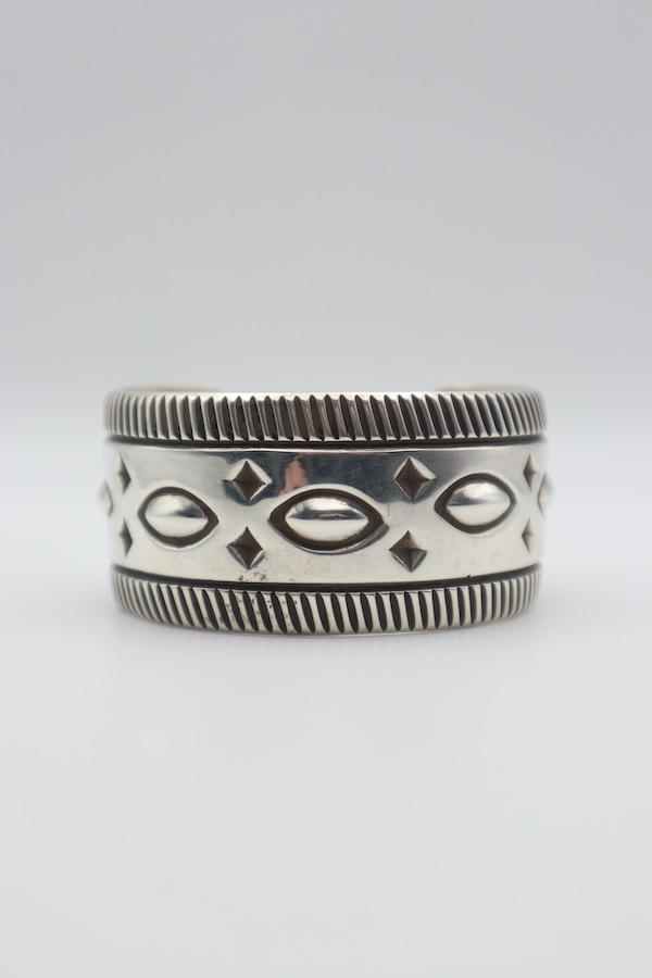 Cippy Crazy Horse / シッピークレイジーホース Repousse Stamp Work Bangle