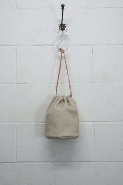 PIG LEATHER KINCHAKU (L.BEIGE)