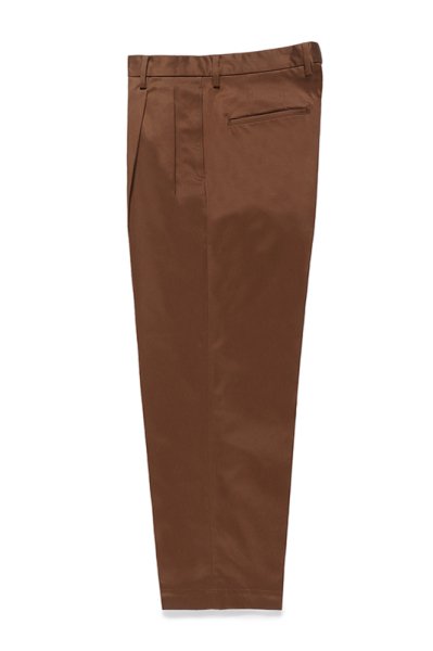 DOUBLE PLEATED CHINO TROUSERS (BROWN)